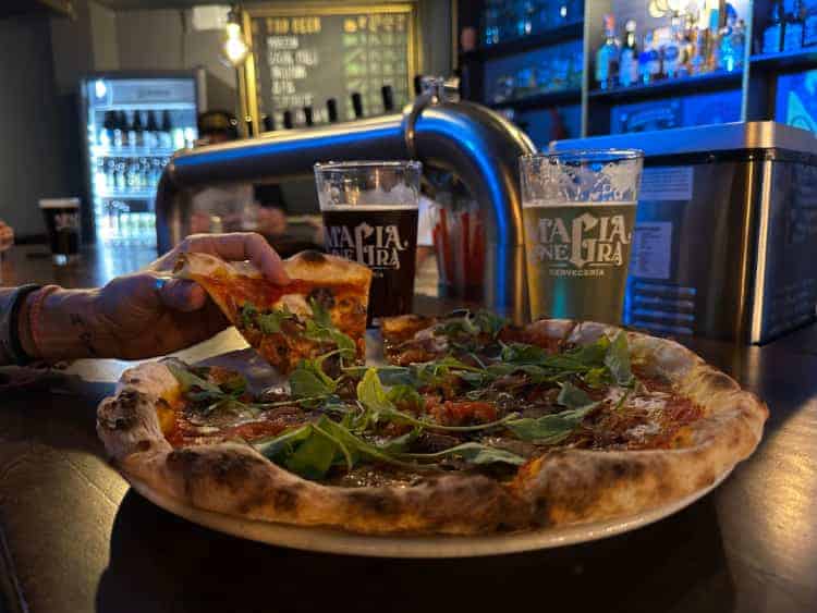 Magia Negra beer and pizza in Envigato