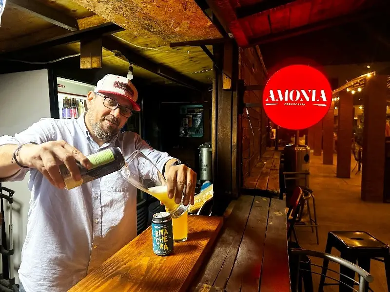 Nico pouring beer at Amonia La Paz craft beer bar
