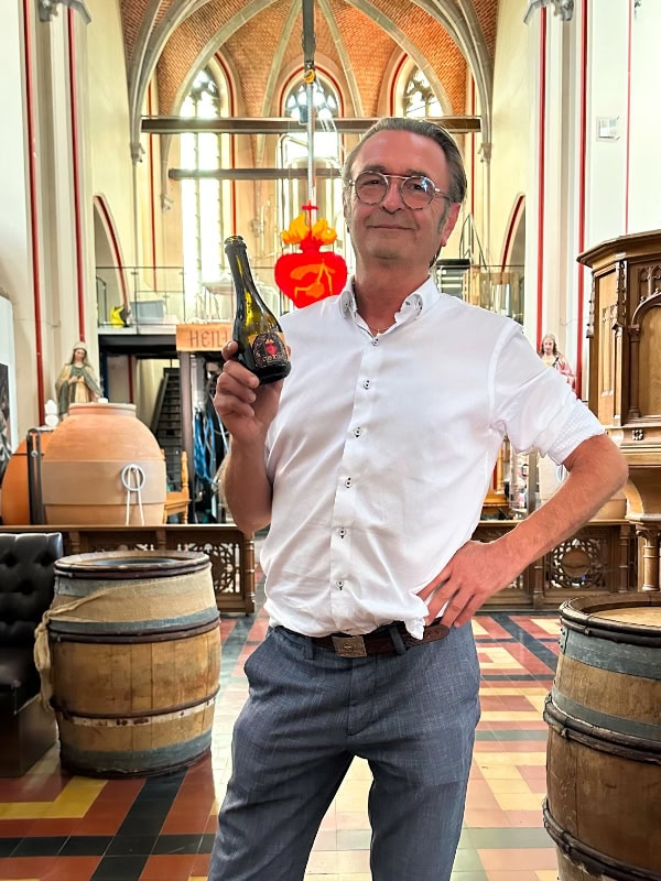 Hans holding beer posing in front of heart Heilig Hart Belgium